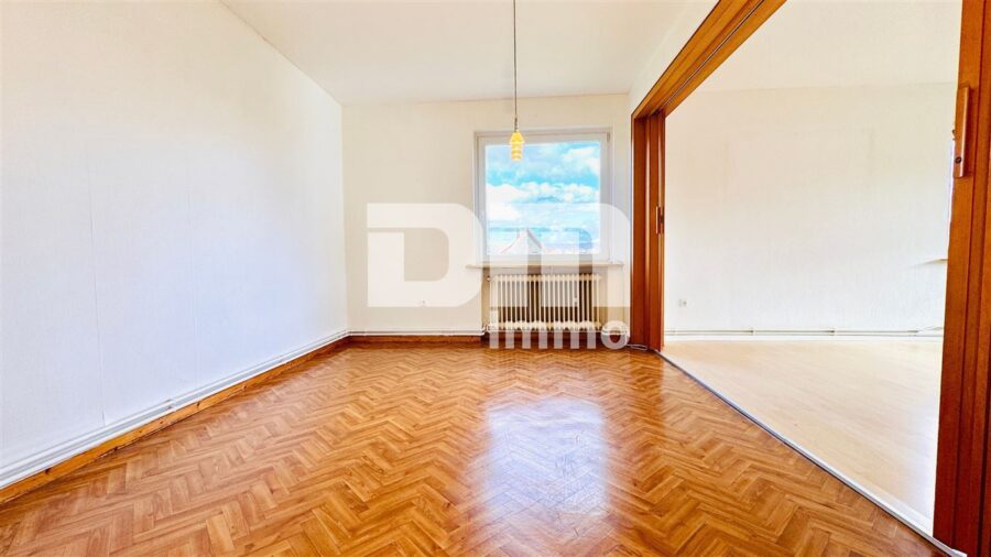 Modernisiertes Dreifamilienhaus + 2 Garagen in idyllischer Lage / großes Grundstück / Panoramablick - 1.OG WE2 Wohn / Esszimmer offen / Zugang Balkon